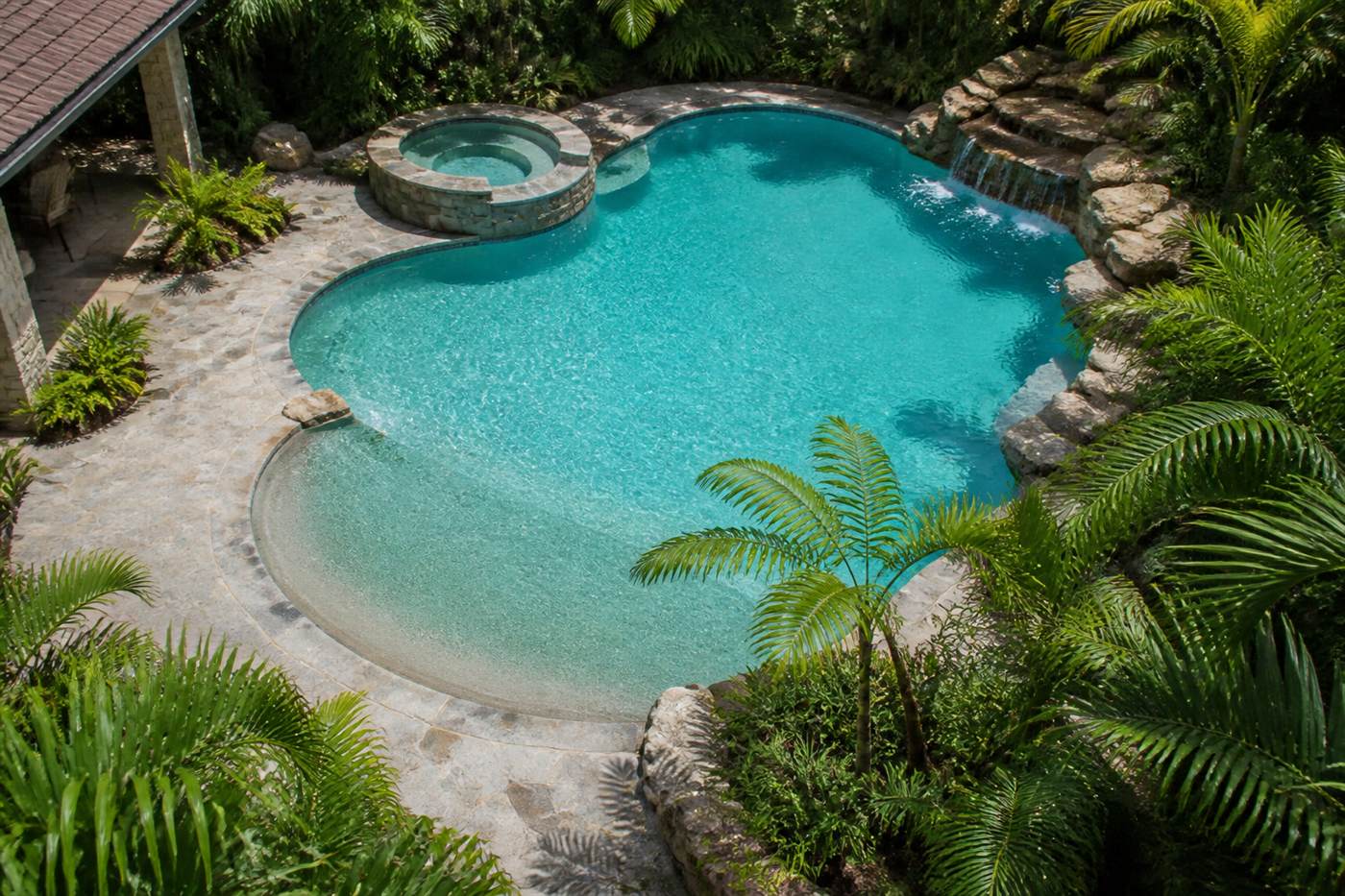 Freeform lagoon pool with curved organic edges